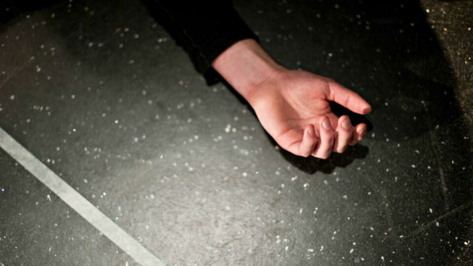 Death of Starkiller: Industrispionen «Starkiller» dropper plutselig livløst ut på gulvet minutter før Kid og familiepatriarken suges ut av flyet. Ingen vet hva som har skjedd og mange forstsetter å nippe drinker og konversere. Teipen indikerer at Starkiller er på innsiden av flyet.