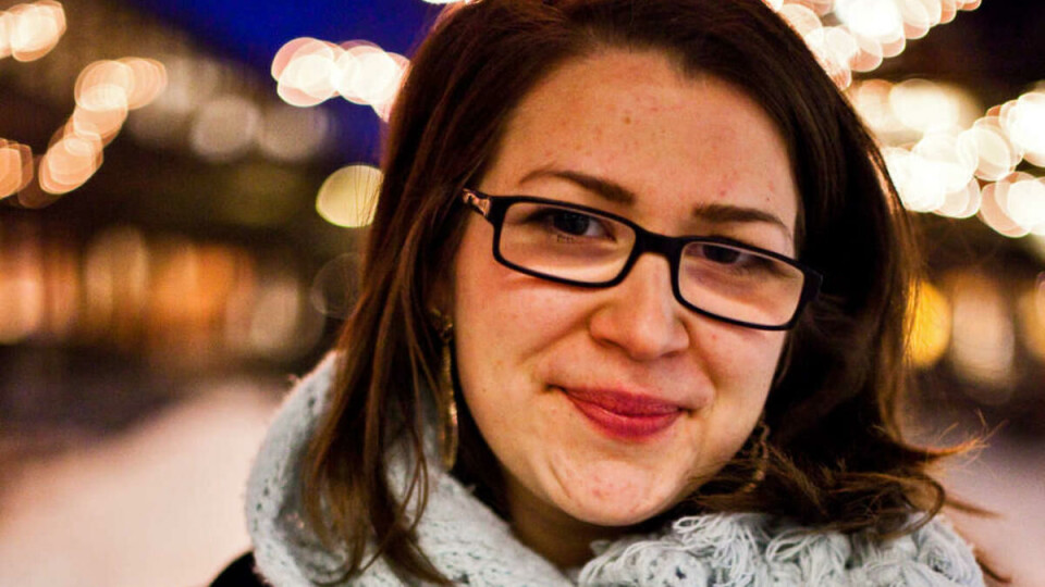 Hjemmelaget kort og gavepapir: Det er enkelt å sette en personlig preg på julegavene selv om de er kjøpt de butikken