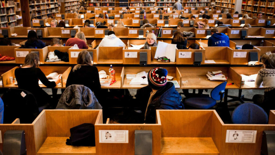 Fylles opp ved daggry: Bare en halvtime etter Universitetsbiblioteket i Georg Sverdrups hus åpner klokken 08.00, er samtlige 500 arbeidsplasser vanligvis kapret nå i eksamensperioden.