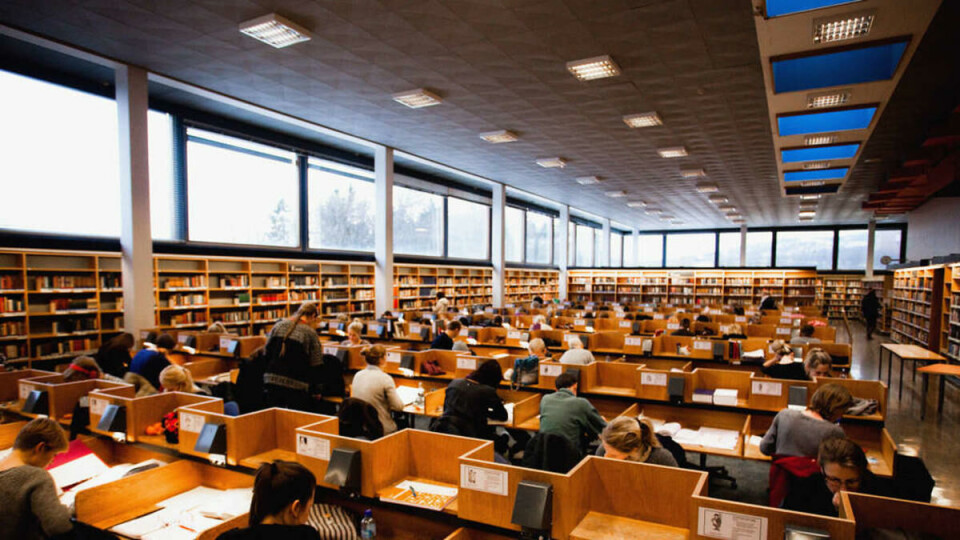 0,05 til hver: Biblioteket Sophus Bugge har 320 leseplasser. Det er de primære plassene til 6 000 HF-studenter. Skulle alle møte opp samtidig, ville det være 0,05 plasser til hver.
