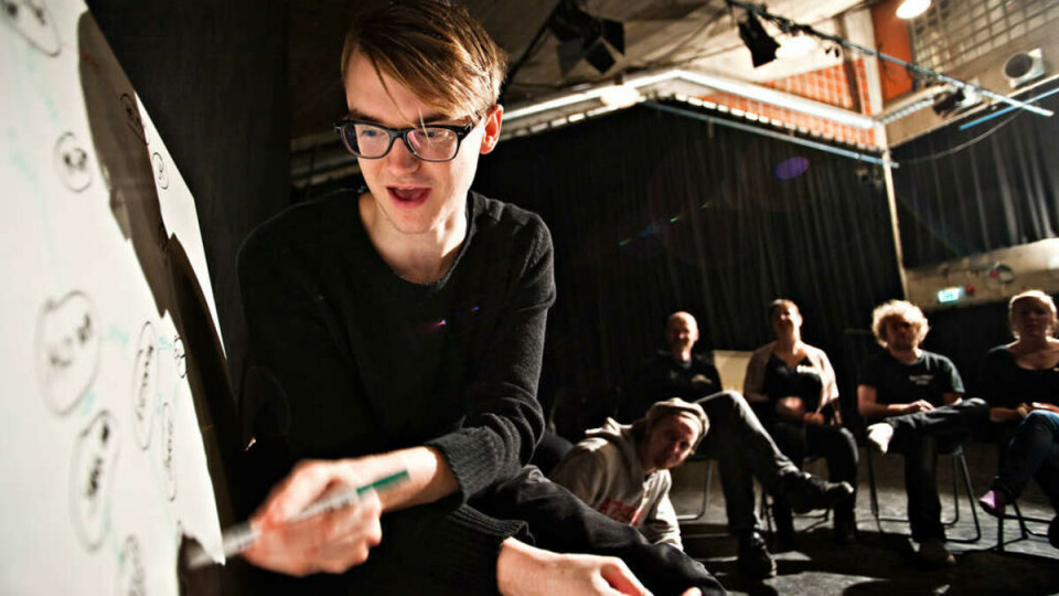 Kartlagt: En av de to teaterregissørene Petter Karlsson tegner opp et kart som representerer de ulike karakterene i stykket. Linjene mellom de femten boblene representerer hvem som er tilknyttet hverandre, og fargene de er tegnet opp i representerer et godt eller dårlig forhold. Helmut hadde mange røde streker.