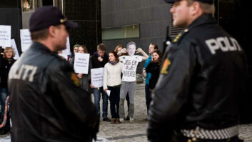 Demonstrerte: Studenter mot oljeboring viste Stoltenberg hva de mener om oljeboring i Lofoten, Vesterålen og Senja. -- «Vi må bore for miljøet» er en retorikk som legitimerer en miljøfiendtlig politikk, sier demonstrant Peter Ringstad. Demonstrerte: Studenter mot oljeboring viste Stoltenberg hva de mener om oljeboring i Lofoten, Vesterålen og Senja. -- «Vi må bore for miljøet» er en retorikk som legitimerer en miljøfiendtlig politikk, sier demonstrant Peter Ringstad.