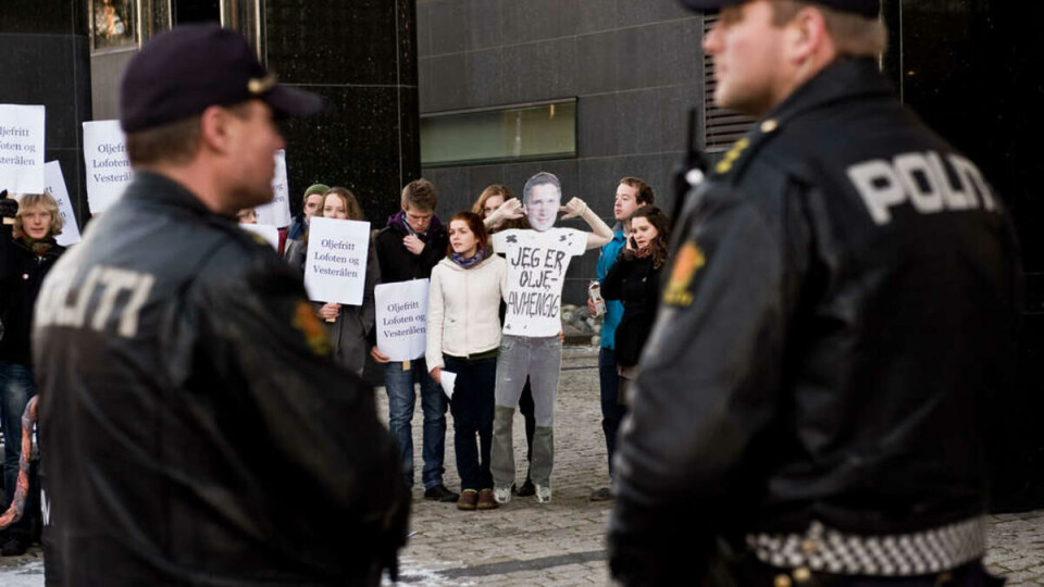Demonstrerte: Studenter mot oljeboring viste Stoltenberg hva de mener om oljeboring i Lofoten, Vesterålen og Senja. -- «Vi må bore for miljøet» er en retorikk som legitimerer en miljøfiendtlig politikk, sier demonstrant Peter Ringstad.