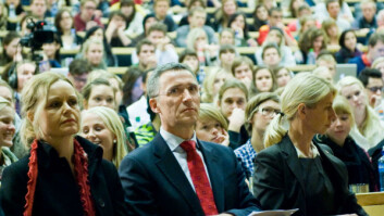 Fullsatt sal: Foran et smekkfullt auditorium talte Jens Stoltenberg for at Norges olje- og gassutvinning bidrar til å løfte mennesker ut av fattigdom. -- India hadde blitt lei seg hvis Norge kom og sa at vi skulle stanse norsk oljeutvinning. Fullsatt sal: Foran et smekkfullt auditorium talte Jens Stoltenberg for at Norges olje- og gassutvinning bidrar til å løfte mennesker ut av fattigdom. -- India hadde blitt lei seg hvis Norge kom og sa at vi skulle stanse norsk oljeutvinning.