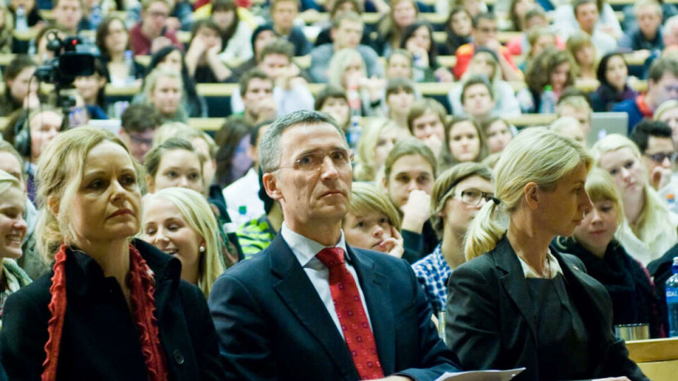 Fullsatt sal: Foran et smekkfullt auditorium talte Jens Stoltenberg for at Norges olje- og gassutvinning bidrar til å løfte mennesker ut av fattigdom. -- India hadde blitt lei seg hvis Norge kom og sa at vi skulle stanse norsk oljeutvinning.
