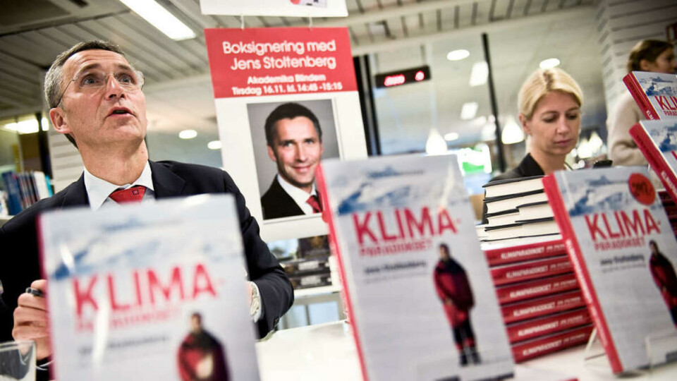 Juleshopping: I boka «Klimaparadokset» skriver Jens Stoltenberg om utfordringene ved å redusere både fattigdom og klimautslipp samtidig. Mange fikk sikret julegaven da statsministeren signerte bøker på Akademika.