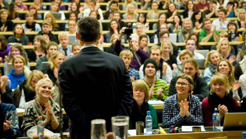 Fullsatt sal: Foran et smekkfullt auditorium talte Jens Stoltenberg for at Norges olje- og gassutvinning bidrar til å løfte mennesker ut av fattigdom. -- India hadde blitt lei seg hvis Norge kom og sa at vi skulle stanse norsk oljeutvinning.