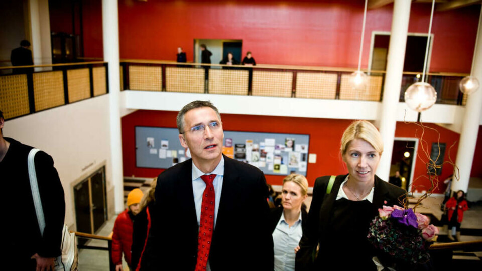 Fullsatt sal: Foran et smekkfullt auditorium talte Jens Stoltenberg for at Norges olje- og gassutvinning bidrar til å løfte mennesker ut av fattigdom. -- India hadde blitt lei seg hvis Norge kom og sa at vi skulle stanse norsk oljeutvinning.