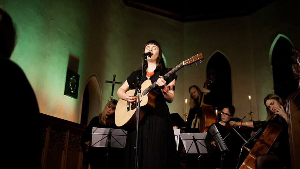 Kyrkjetid: Siv Jakobsen fikk ståande applaus etter sin konsert i St. Edmund's Church. Ho hadde med seg strykarar og kassegitar, gjorde ein cover av Britney Spears «Toxic», og gav ei småslitent publikum ei etterlengta pustepause på Bylarms siste dag.