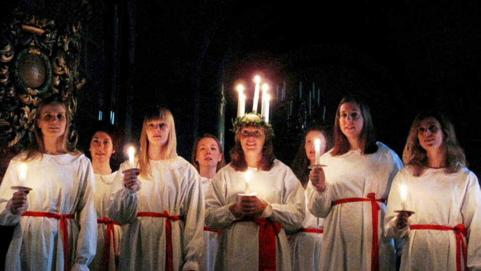 Santa Lucia: Det er spesiell stemning på korkonsert før soloppgang 13. desember. Men det er sjelden feil å starte dagen med kaffe og lussekatter, og når overskuddet fra konserten går til Flyktninghjelpen er dagens gode gjerning også fullbyrdet. Bildet er fra fjorårets konsert. (Foto: Flyknighjelpen)