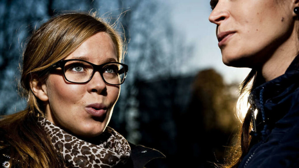 Synger julekvad: Det rykker i versefoten når Sara Smiseth og Guro Nedregård synger julesanger. Det er ikke alle som kan fire vers av «Det lyser i stille grender», og de synes ikke det gjør noe å begynne så tidlig som i oktober med repertoaret.