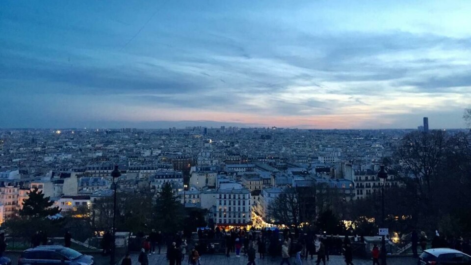 Kjærlighetens by?: Selv om folk i Paris ser ut til å leve sine vanlige liv, merker man fortsatt etterdønningene fra terrorangrepet i november i fjor. Foto: Privat