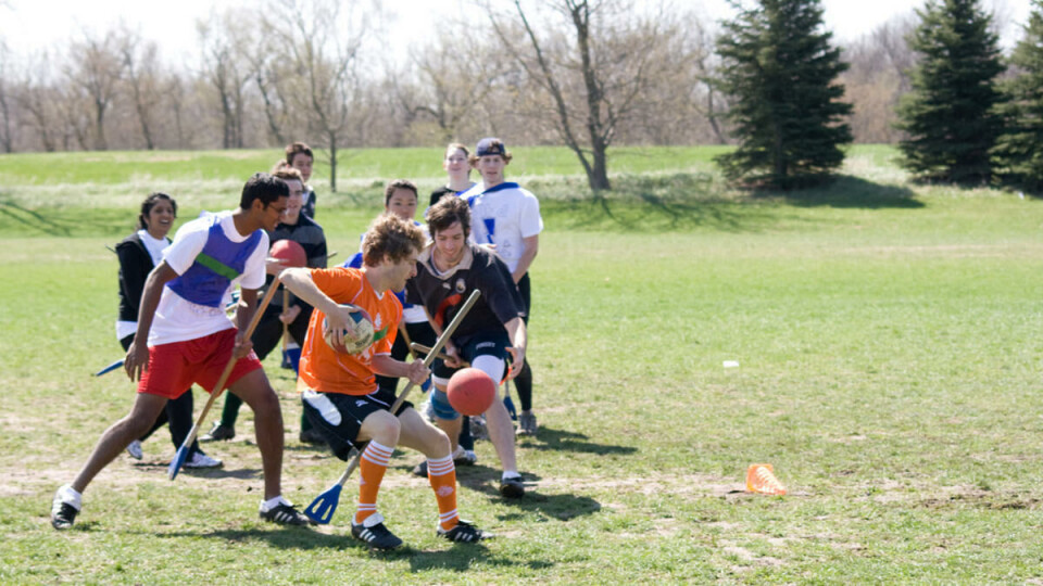 Ikke magisk: Slik kan det fortone seg når amerikanske universitetsstudenter spiller den ikke-magiske versjonen av Harry Potter-idretten rumpeldunk, eller «quidditch» på originalspråket.
FOTO: Creative Commons / Reid.Gilman