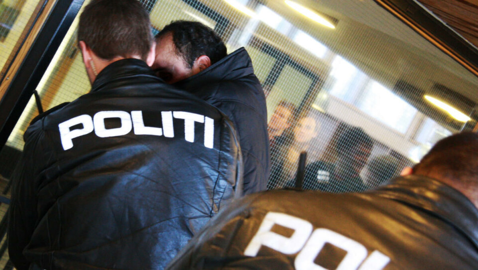 Stoppet av studenter: PC-tyvene ble tatt hånd om av politiet rundt 10 minutter etter at studentene og vaktpersonell hadde uskadeliggjort gjerningsmennene
