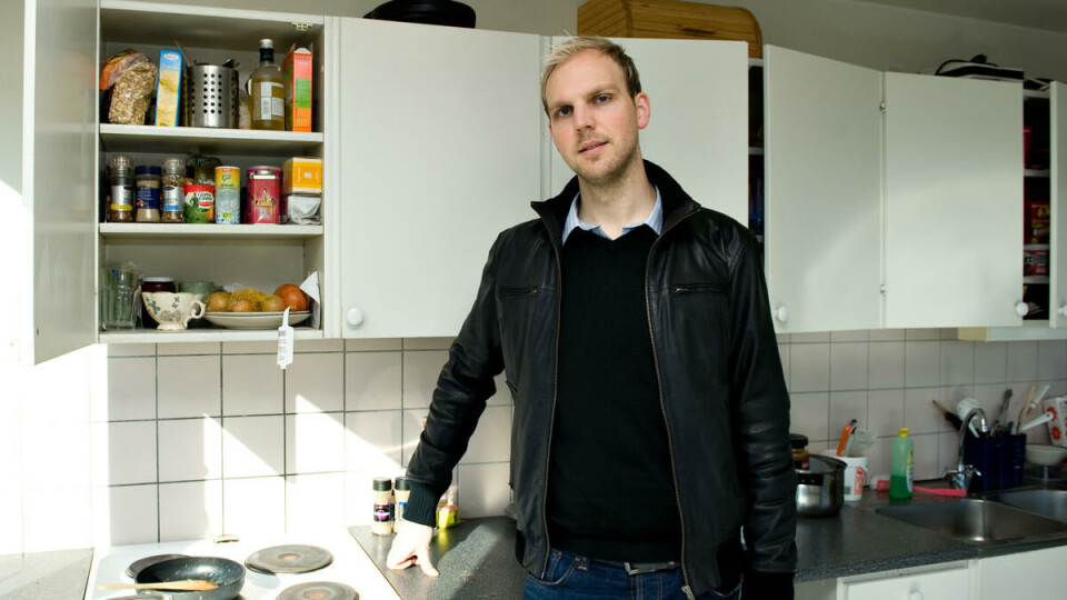 Undrer: Fredrik Hjorthen stiller seg undrende til at SiO mener kjøkkenet hans har et ventilasjonsanlegg. – Det er en ventil oppe på veggen, men det er ikke noe trekk der, sier Hjorthen.