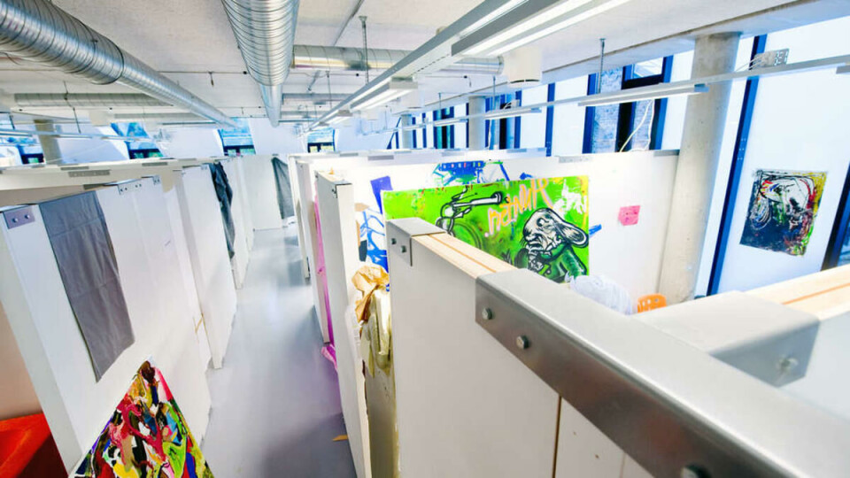 OPE LANDSKAP: Dei nye ateliera er bygd opp som eit ope kontorlandskap. Ingen studentar Universitas var i kontakt med tykte dette var ei god løysing, og manglande abeidsro, inga plass til større arbeid og veggar det er vanskeleg å slå spiker i vart trekt fram som problem.