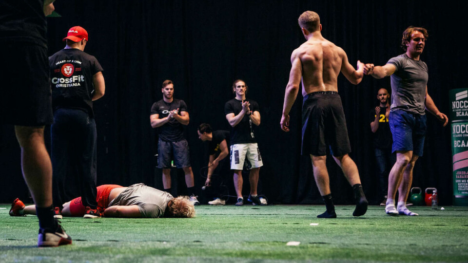 Brutalt: Selv om Crossfit kan se ut som en brutal versjon av sirkeltrening er det ikke tvil om at uttøverne gir alt. Her ligger uttøver Jon-Wilhelm Schweder nede for telling etter finalen.
