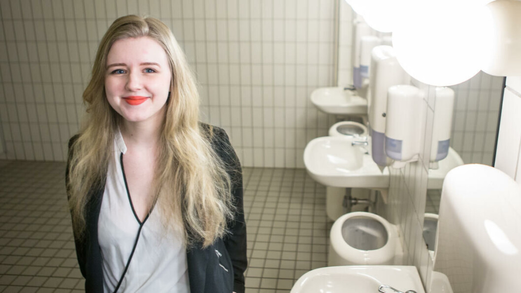 Toalettportrett: Likestillingsansvarlig i Studentparlamentet ved UiO, Heidi Bang, håper at tydelig skiltede kjønnsnøytrale toaletter vil skape mer bevisste studenter Toalettportrett: Likestillingsansvarlig i Studentparlamentet ved UiO, Heidi Bang, håper at tydelig skiltede kjønnsnøytrale toaletter vil skape mer bevisste studenter