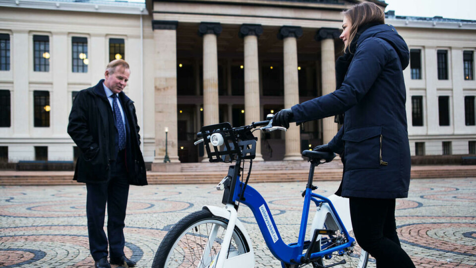 Sykkelinspektører: UiO-rektor Ole Petter Ottersen og studentparlamentsleder Julie Sørli Paus-Knudsen inspiserer og godkjenner den nye bysykkelen.