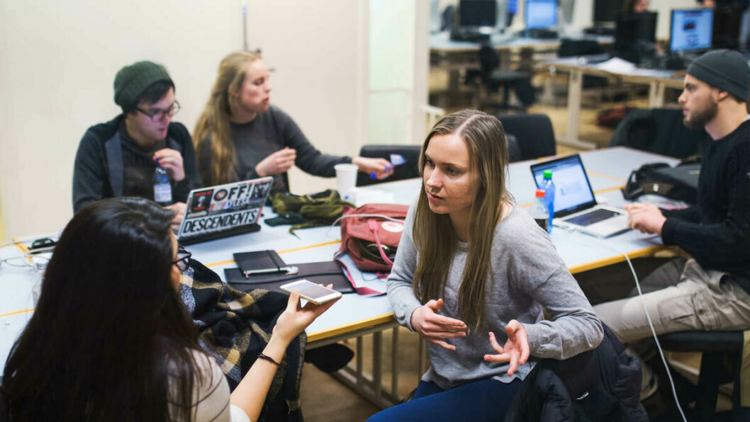 Ikke lett: Journalistikkstudentene Pia Gellin og Tobias Fredø er begge klar over at det ikke vil bli lett å få jobb ved fullendte studier.