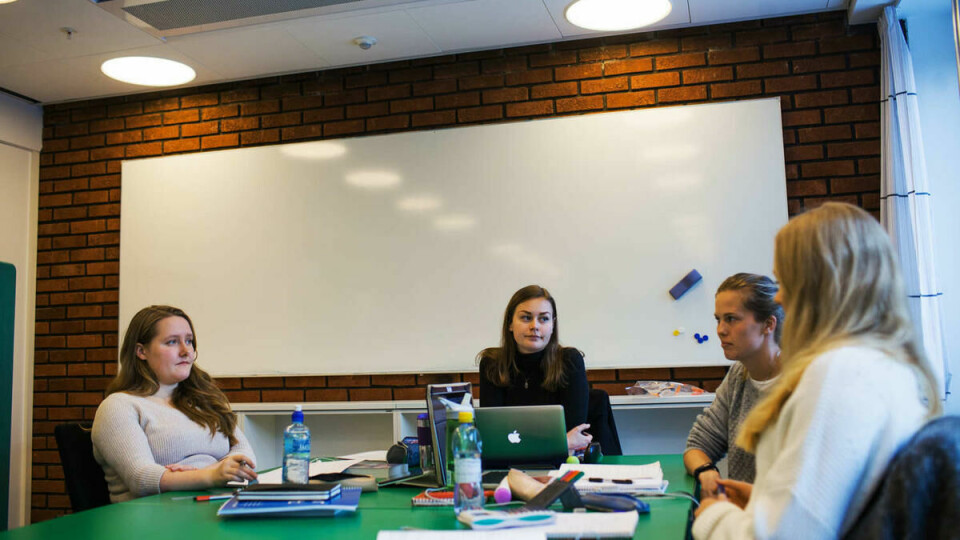 Bryr seg ikke: Tonje Florvaag, Ingelin Vevle, Tale Voldseth og Helga Burheim studerer samfunnsøkonomi. De tror kort studietid gjør at mange studenter ikke bryr seg så mye om studentsaker.