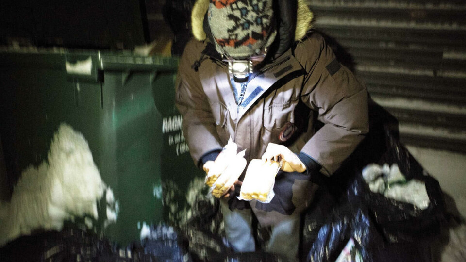 Efficient: Low temperatures are a part of the norwegian winter. With quick movements Gregor moves the sausages from the container to one of his bags.