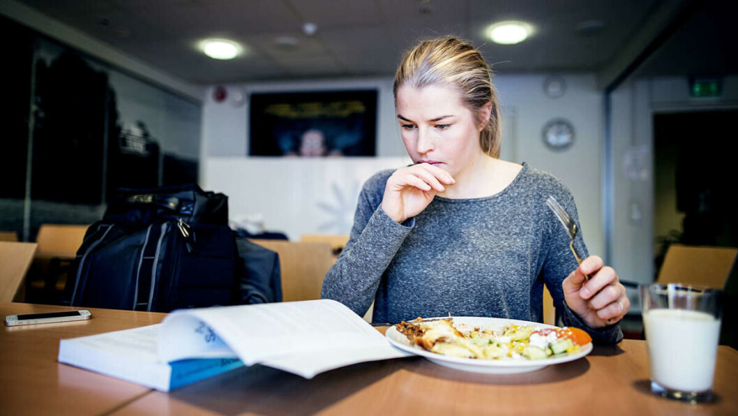 Multitasking: Kulekjører Hedvig Wessel bruker hver ledige anledning til å lese sosialpsykologi mellom treninger. Multitasking: Kulekjører Hedvig Wessel bruker hver ledige anledning til å lese sosialpsykologi mellom treninger.