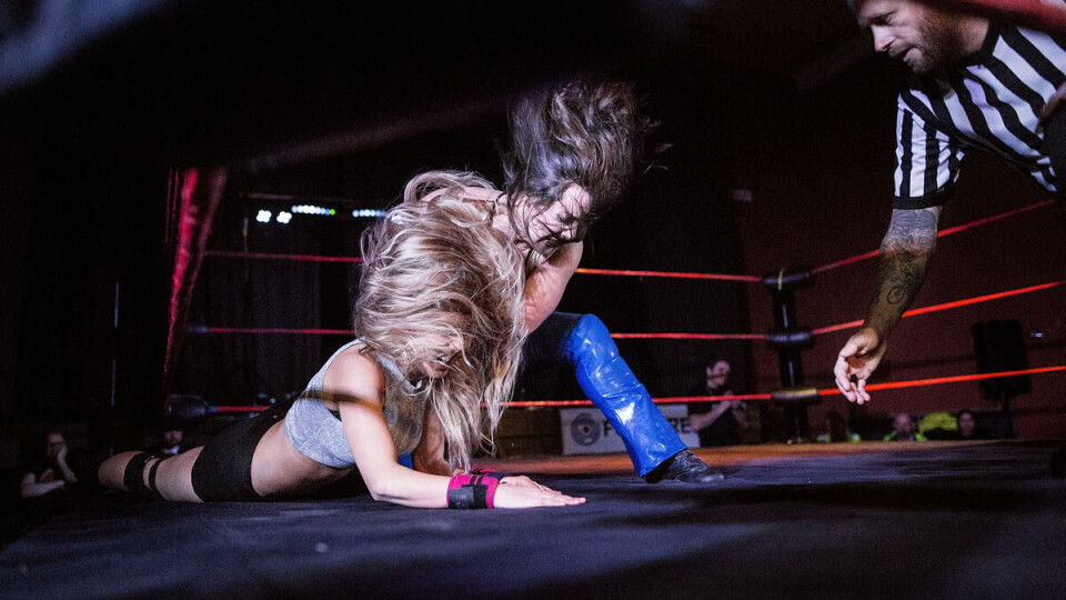 Gyver løs:Kvinnene laget også dramatisk show under NM i tagwrestling denne helga. Foto Matthis Kleeb Solheim