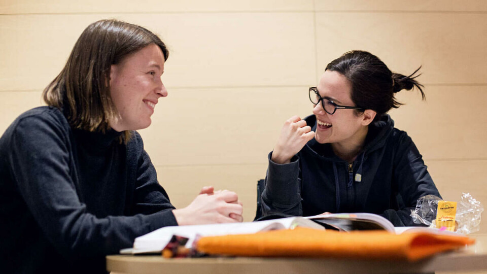 Revising for exams: students Tora Øiom and Mai Nayeli Hauge believe you have to be smart and disciplined to survive on just student loans. You can’t set high standards for comfort. Photo: Matthis Kleeb Solheim