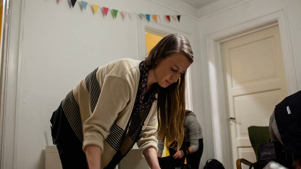Organiserer: Aleksandra gjør de siste forberedelsene før gruppen på fem begir seg ut i kveldsmørket for å dele ut mat.