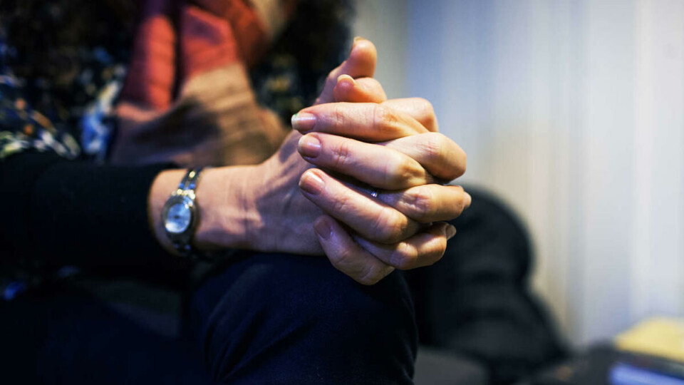 Forebyggende?: Foreningsleder «Kari» demonstrerer hvordan healing foregår. -Det handler om å gi det beste man har til den andre, forteller hun. Om det er selve healingen som hjelper, eller om det er det sosiale, er hun usikker på.