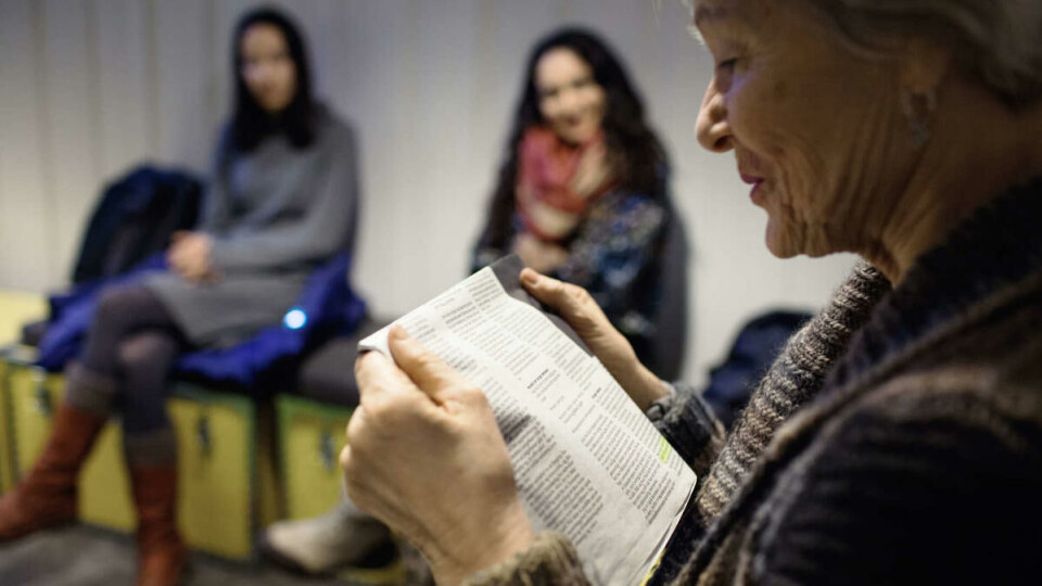 Aktuelt: Else Marie Nerland leser kronikken Gleden ved å være vanlig av Per Fugelli. Medlemmene i Den Norske Spiritistiske Studentforening diskuterer
ofte samfunnsaktuelle temaer på møtene.