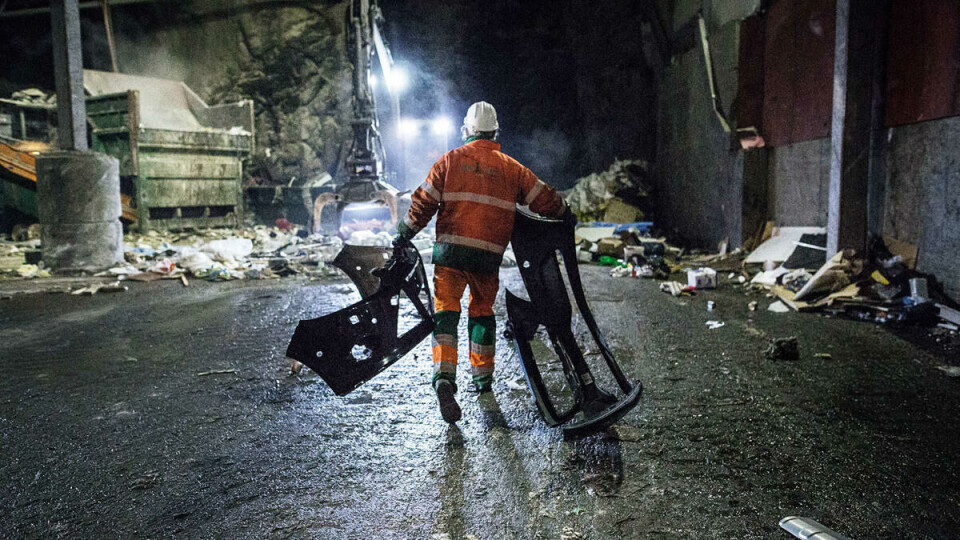 Mannsdominans: Blant søppelsjåførene og de som jobber på gjenvinningsstasjonen er det knapt nok en kvinne å se. Flere av arbeiderne har jobbet der i lang tid. Én av arbeiderne vi møter har jobbet der i tjue år. De jobber i en kakofoni av lyder. Vi hører varselsignaler, metall som slår mot metall, og store mengder søppel som helles ut av lastebiler ned i containere.