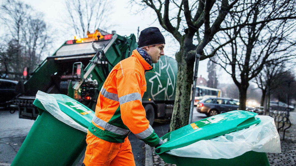 Tidlig morgen: Deividas Mazeika har jobbet som søppelsjåfør i to år. En vanlig arbeidsdag for ham varer fra klokka fem på morgenen til seks-syv på kvelden. Klokka er 8.15, og vi står utenfor Det samfunnsvitenskapelige fakultet. Han anslår at han besøker 40-50 steder dagen for å hente søppel.