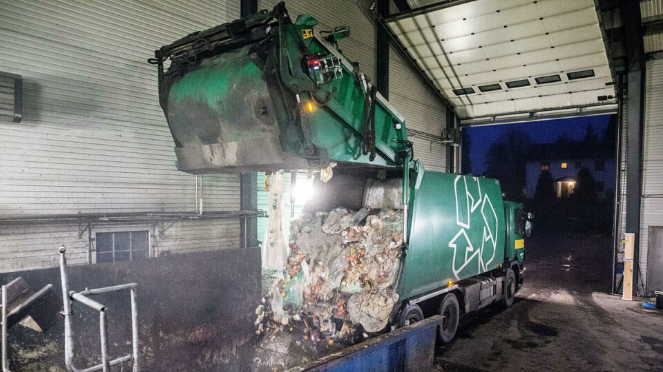 På bondegård: Klokka 16.30 er Mazeika framme ved matavfallets endestasjon. Matavfallet går til Ole Haug, en lokal bonde på Lørenskog, som omdanner avfallet til biobrensel. Råtne poteter har den verste lukten, sier bonden. Mazeika sier seg enig.