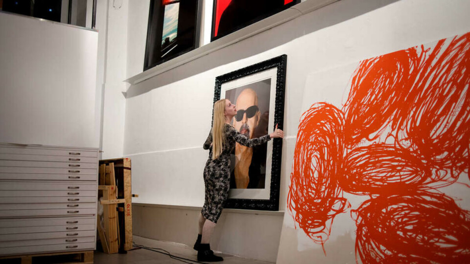 Flytter på kunst: Ingrid Halland viser fram noen av kunstverkene som står lagret, vegg i vegg med kontoret hennes på Skøyen.