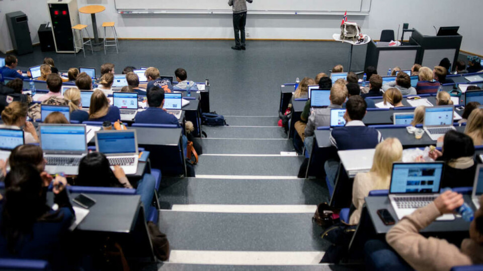 Opplysende: Tor Haugnes er en av de mest populære foreleserne ved Handelshøyskolen BI, og har tro på at de digitale hjelpemidlene er en styrke for studentene. I hans forelesninger får studentene servert videoer med fingerdukker, og kan få en tusj i panna dersom de ikke følger med.