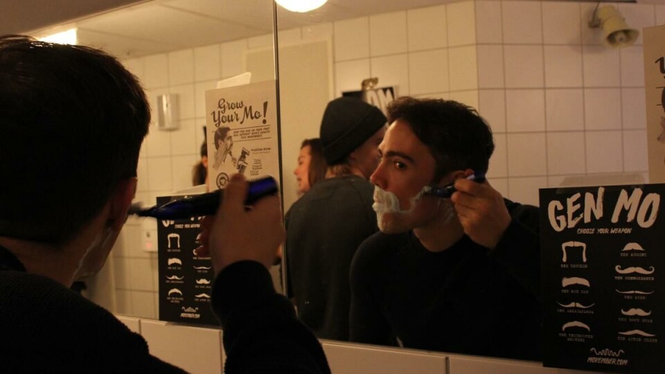 Glattbarbert: Et av herretoalettene i første etasje på BI var okkupert av Movember. Nikolay Henriksen benyttet anledningen til å barbere seg.