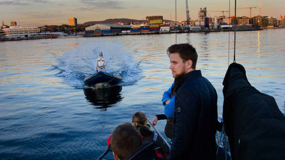 Med motor: Mannen som startet opp Aquila, Joachim Storksen, er dommer for anledningen – i motorbåt.