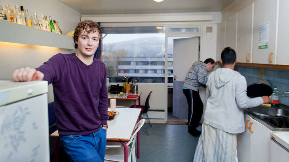 Forholdsregler: Når Jakub Bartos (22, t.v.) lager mat med sine romkamerater Ondrej Michal (23) og Islam Mural (29), har de alltid oppe verandadøren for å unngå at brannalarmen går av.