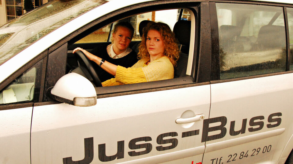 Mulig stans: Denne bilen bruker Juss-buss for å oppsøke folk som trenger fri rettshjelp. Med budsjettkutt må de antakelig bruke den mindre. Her er fjorårets daglig leder i Juss-buss, Marit Lomundal Sæther (t.h), og kollega Thea Sjuve Johansen. ARKIVFOTO: Universitas