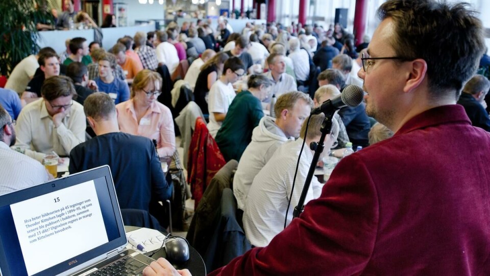Hjernetrim: Også vaktene som passet på under helgens quiz-NM forsøkte seg på noen av spørsmålene, men nådde nok ikke helt opp til vinnerlaget Trygve Grahns skiskoles poengsum på 99 av 125.