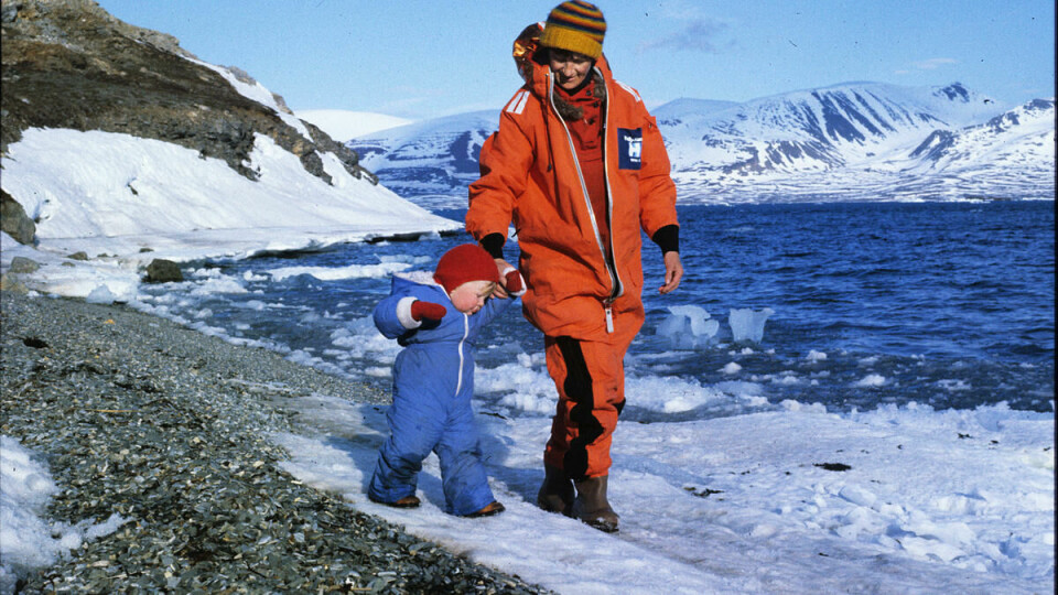 Mor og datter: Ifølge gammel forlklore tiltrekkes bjørner av gravide kvinner. Da Susan Barr gikk gravid med datteren Ingvill på Svalbard, lusket isbjørner stadig rundt fangsthytta. Året etter var datteren født, og med moren på jobb.