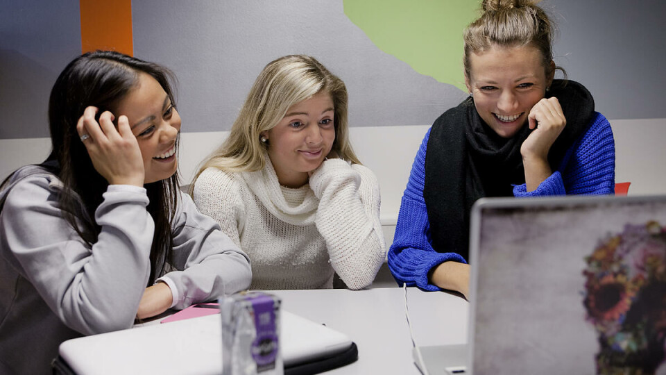 Lattervekkende: BI-studentene Mari Ann Ulvestad (22), Madeleine Ludvigsen (21) og Caroline Skolem Larsen (21) koser seg med første episoden av Charterfeber.