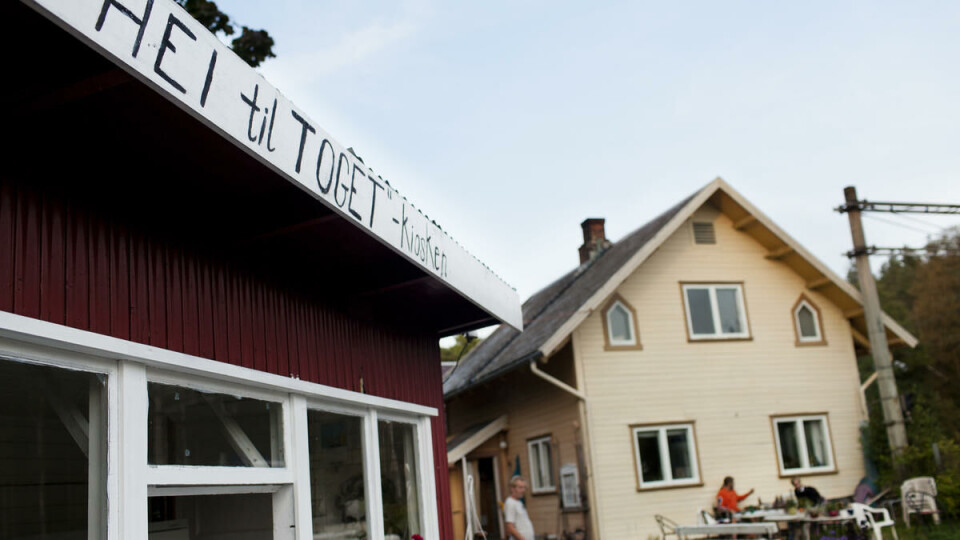 God stemning: Hei til toget-kiosken er et viktig symbol på Sandermosen stasjon. Kiosken drives av organisasjoner som vil selge vafler og lodd på søndager.