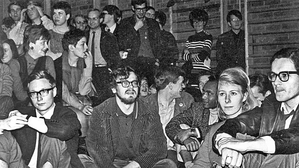 Valgstemning: Slik så det ut når Studentersamfundet avholdte møter i 1968, her i gymsalen på Blindern. Professor ved HiOA, Steinar Stjernø, helt til venstre. Ragnvald Kalleberg i skinnjakke helt til høyre. Fremtil 1970-tallet var DNS Norges viktigste talerstol. Aftenposten og Dagbladet skrev referater fra møtene og ordføreren kunne dukke opp. Foto: Svein Sjøberg