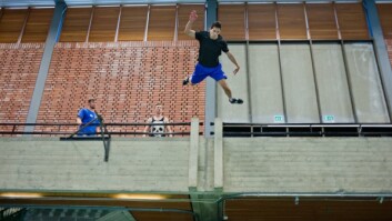 Cowabunga! Quentin Lauv believes he can fly. I to sekunder. Cowabunga! Quentin Lauv believes he can fly. I to sekunder.