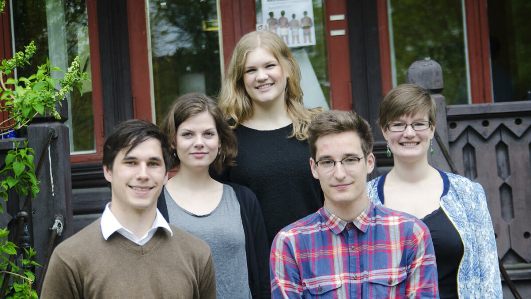 Innstilt: Eva Holthe Enoksen (f.v), Martin Uleberg, Amanda Schei, Ådne Hindenes, og Gabrielle Legrand Gjerdseth vil etter alt å dømme være neste Arbeidsutvalg i Studenparlamentet. Her er kvintetten i sofaen på Villa Eika. Innstilt: Eva Holthe Enoksen (f.v), Martin Uleberg, Amanda Schei, Ådne Hindenes, og Gabrielle Legrand Gjerdseth vil etter alt å dømme være neste Arbeidsutvalg i Studenparlamentet. Her er kvintetten i sofaen på Villa Eika.