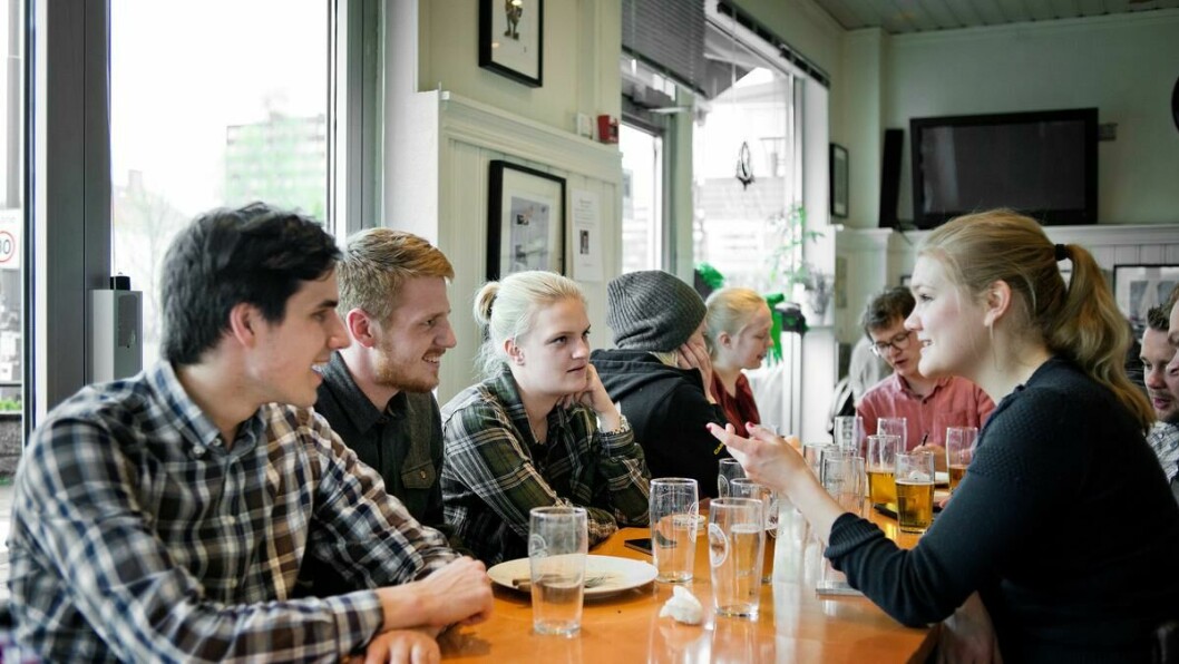 Feirer: Ådne Hindesnes (t.v.), Andreas Jensen og Gabrielle Gjerdset (t.h) koser seg med en pils på Abel Café etter en noe uvanlig eksamen.