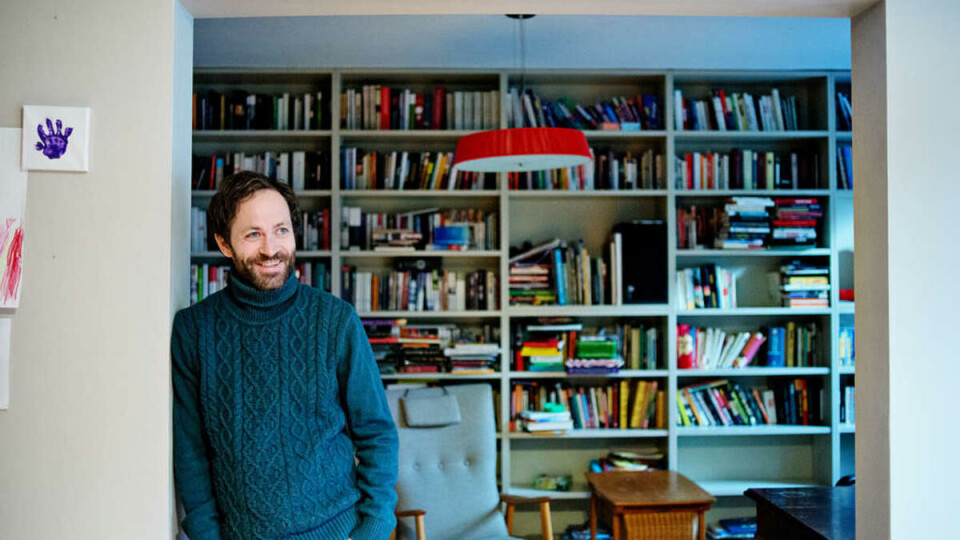 HJEMMEKONTOR: - Jeg syns jeg fikk det til, sier Sætre om den siste boka, som delvis er skrevet her. Han har sittet og skrevet mange steder opp gjennom. Men ikke i Universitas, selv om han søkte tre ganger.